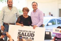 Entrega Manolo la "Tarjeta de la salud"