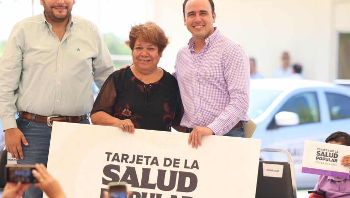 Entrega Manolo la "Tarjeta de la salud"