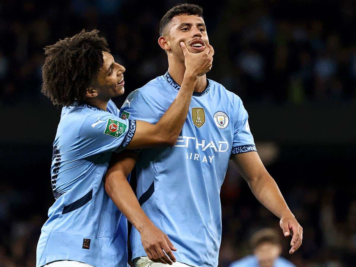 Matheus Nunes celebra gol con Manchester City durante la Tercera Ronda de la Carabao Cup.