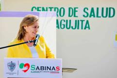 Asiste Diana a entrega de Tarjeta de la Salud