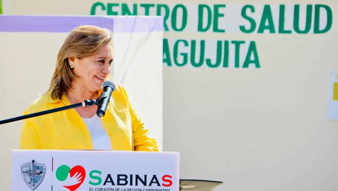 Asiste Diana a entrega de Tarjeta de la Salud