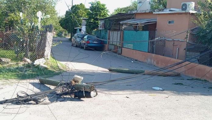 Derriba camión postes de Telmex