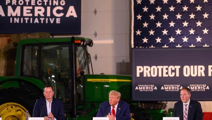 Trump amenaza a John Deere con aranceles del 200% si muda plantas a México