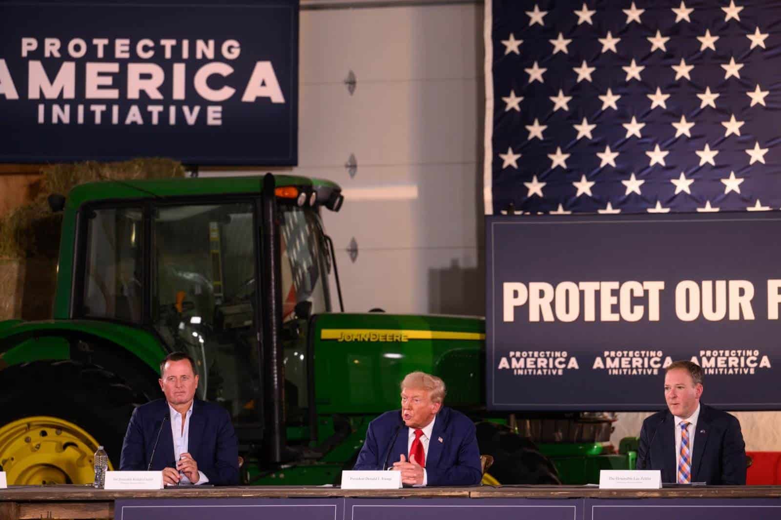 Trump amenaza a John Deere con aranceles del 200% si muda plantas a México