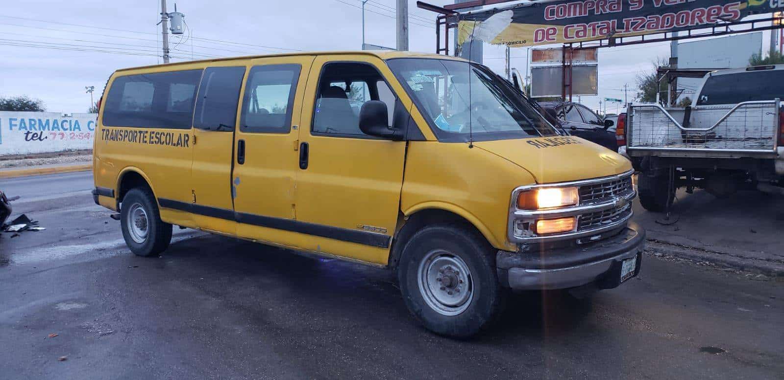 Transporte le pega a automóvil en la colonia Aeropuerto