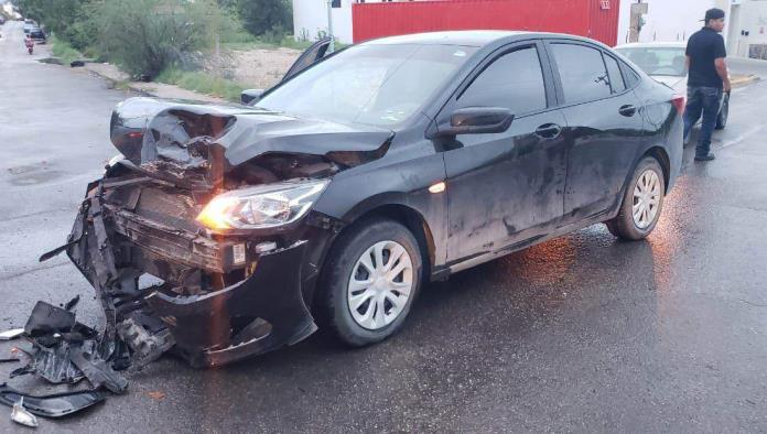 Transporte le pega a automóvil en la colonia Aeropuerto