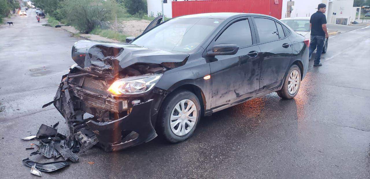 Transporte le pega a automóvil en la colonia Aeropuerto