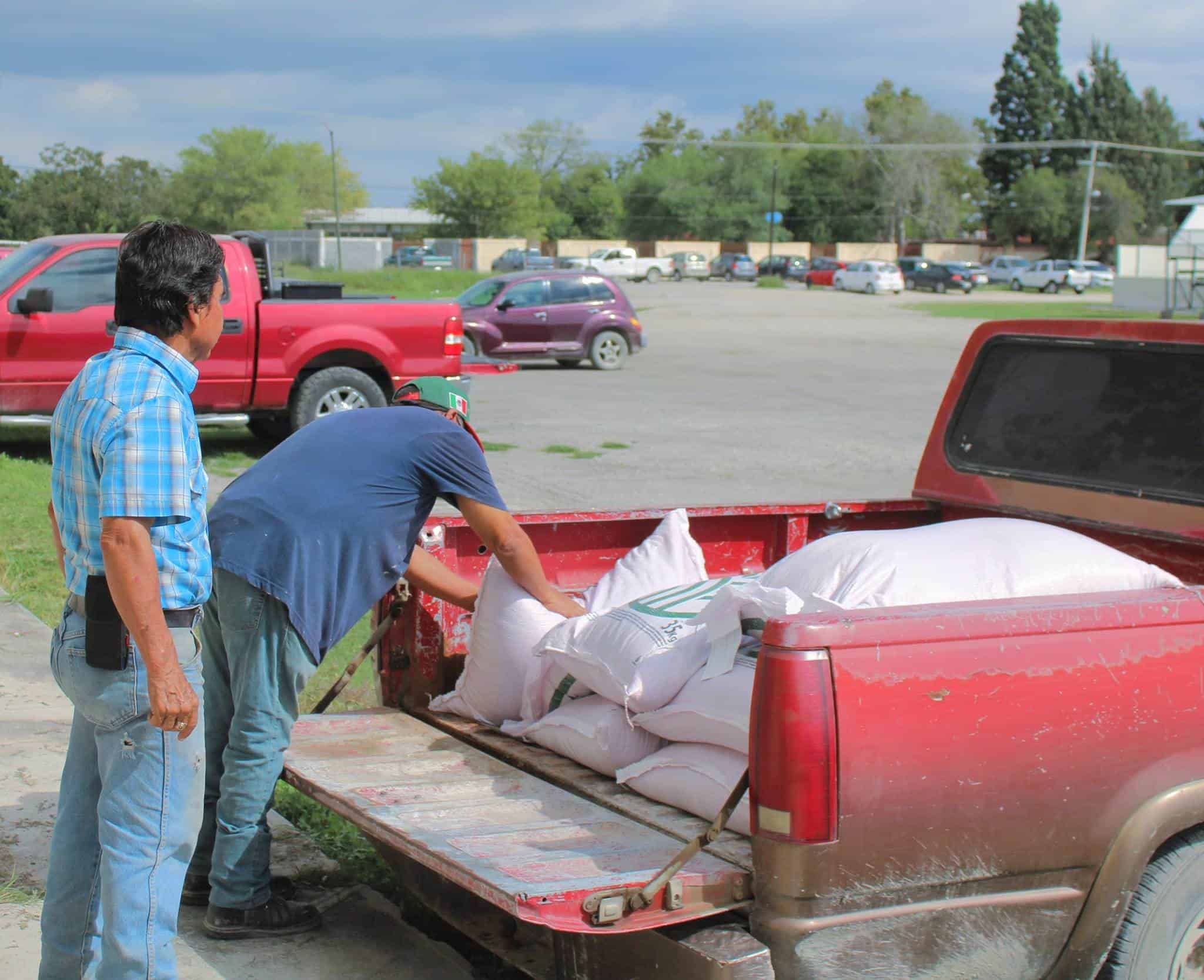 Entregan semilla de avena subsidiada a productores del campo