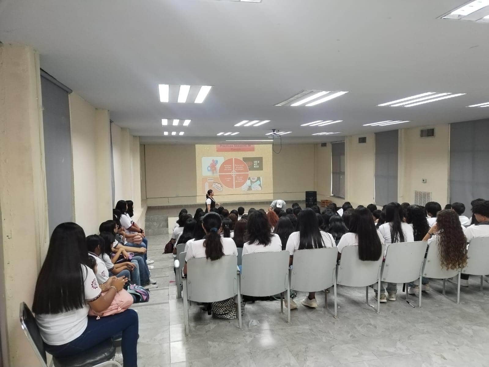 Trabajan en la prevención del embarazo adolescente con charlas a jóvenes