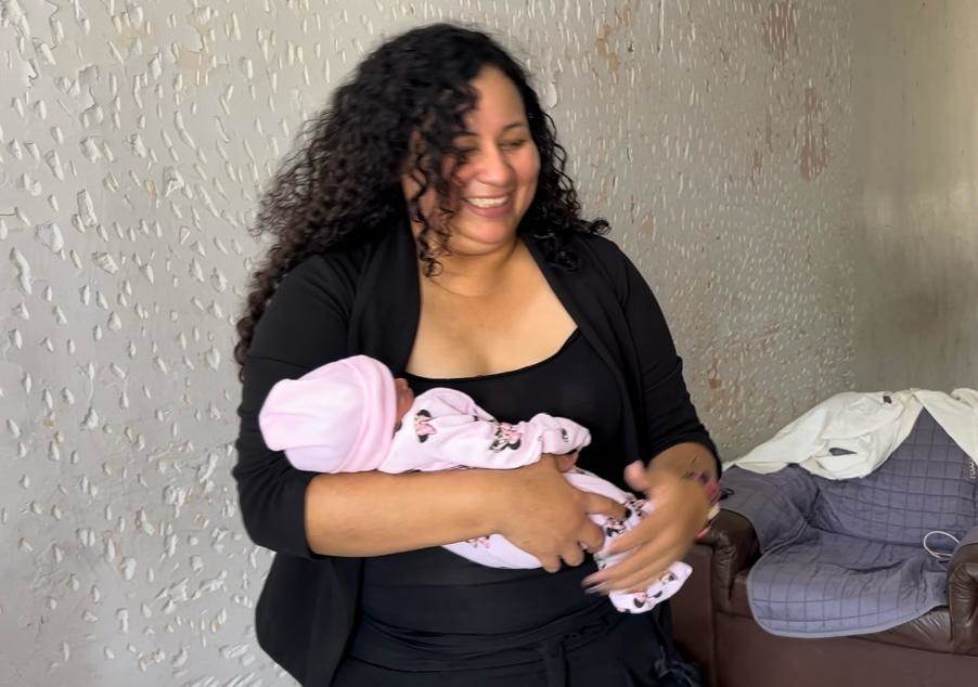 Laura Morales guio el nacimiento de Caterine Ailany, quien peso 2.650 kilos.
