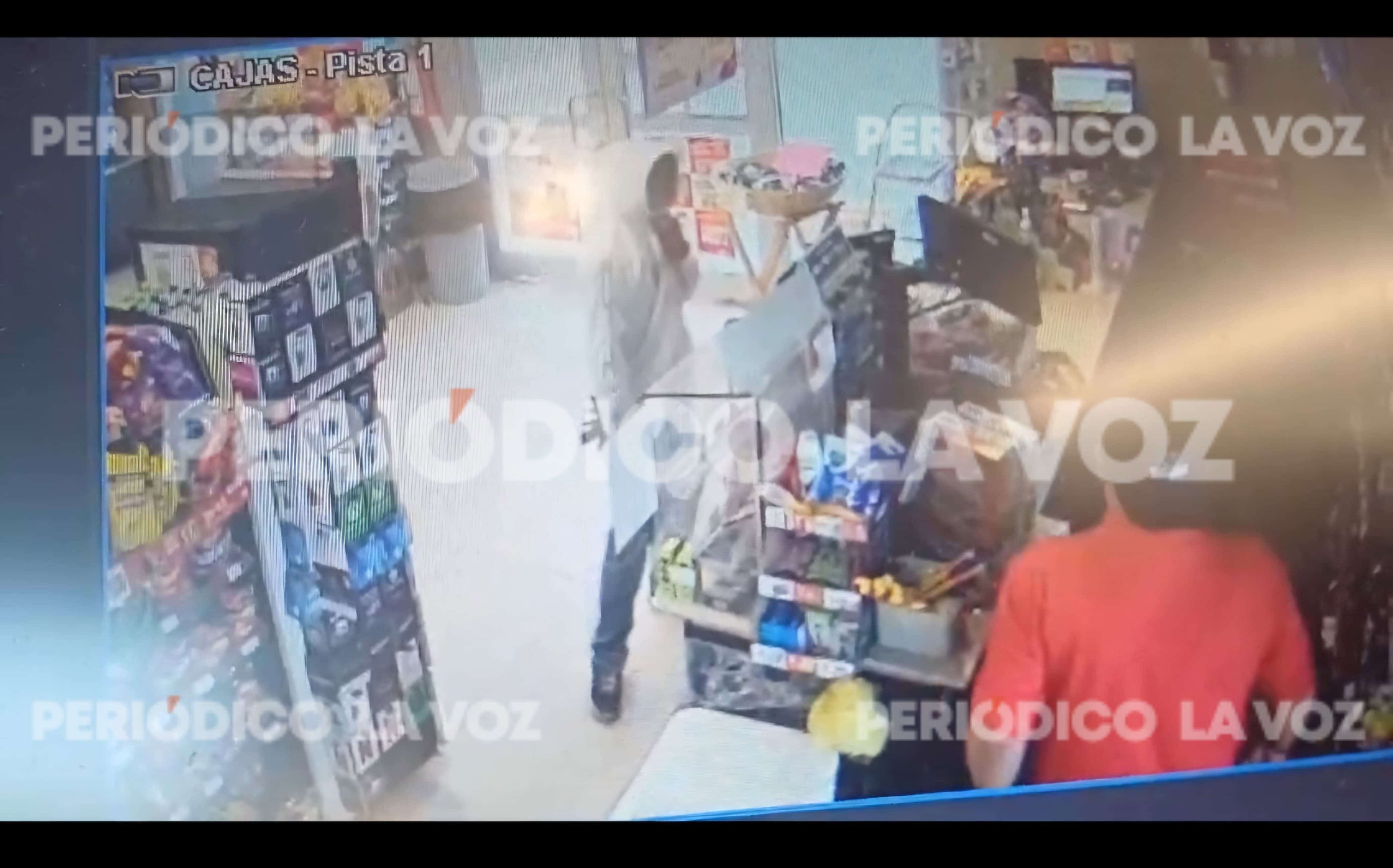 El asalto fue captado por las cámaras de seguridad de la tienda.
