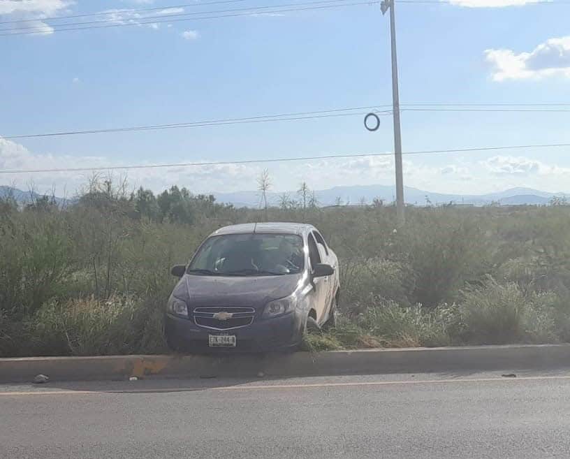 Estrella auto contra camellón del Salinas