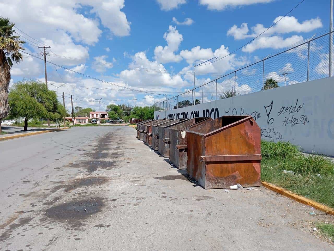 Los contenedores que están a espaldas del Estadio, son utilizados por comerciantes y habitantes de Frontera para tirar su basura.