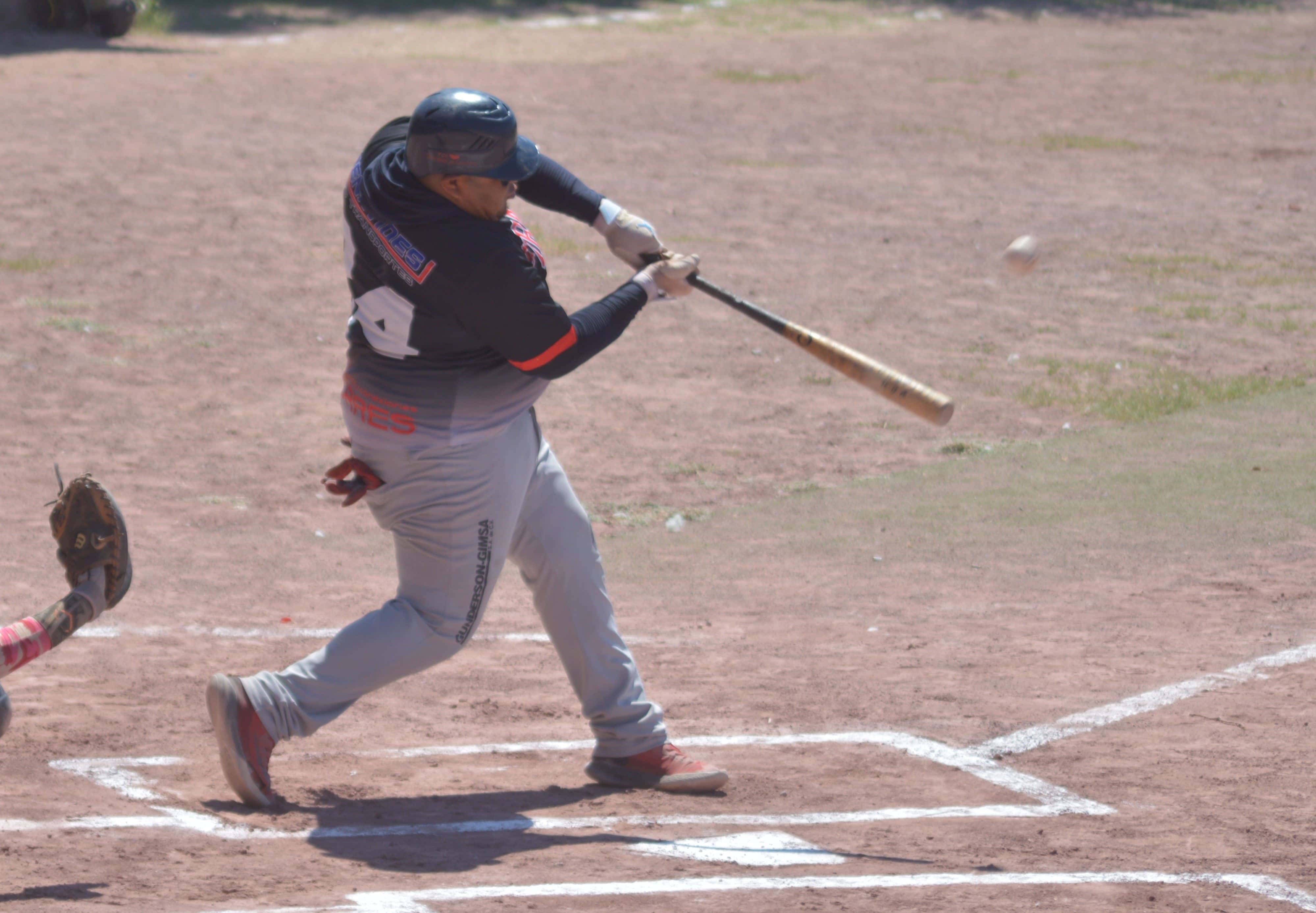 Diablos y Chatarreros ganaron en la tercera fecha de la Liga de Béisbol de 40 y Más.