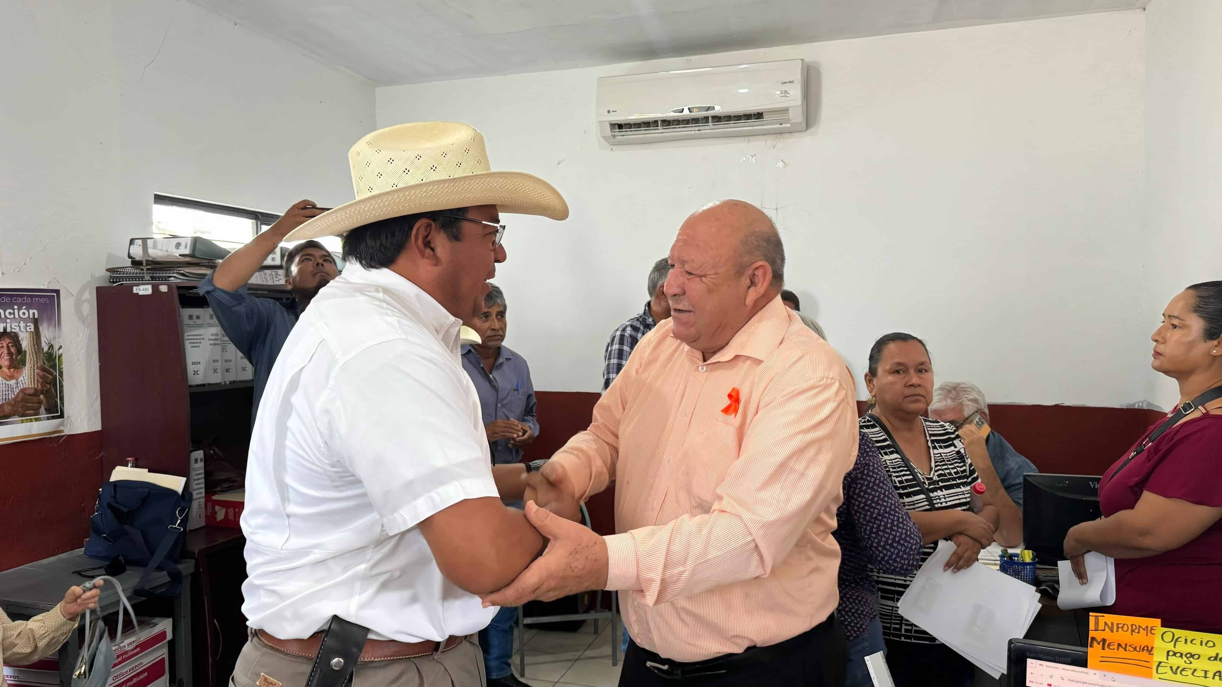 El alcalde de Frontera, Roberto Piña Amaya participó ayer en la entrega de Certificados Parcelarios a ejidatarios de comunidades rurales de Monclova, Frontera y Castaños.