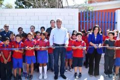 Entrega Dávila barda perimetral en escuela