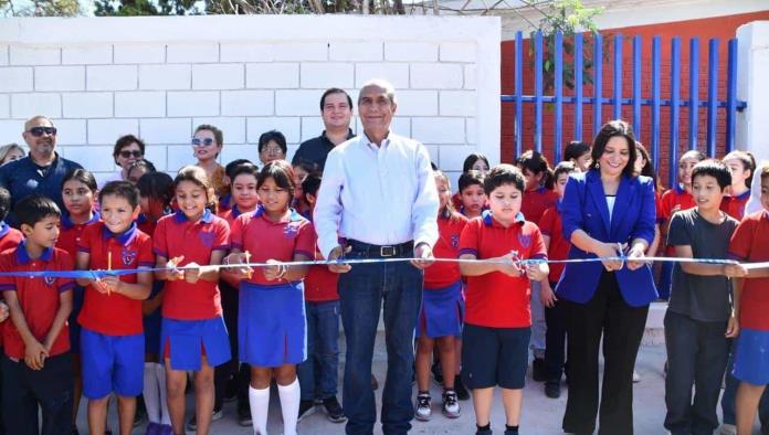 Entrega Dávila barda perimetral en escuela