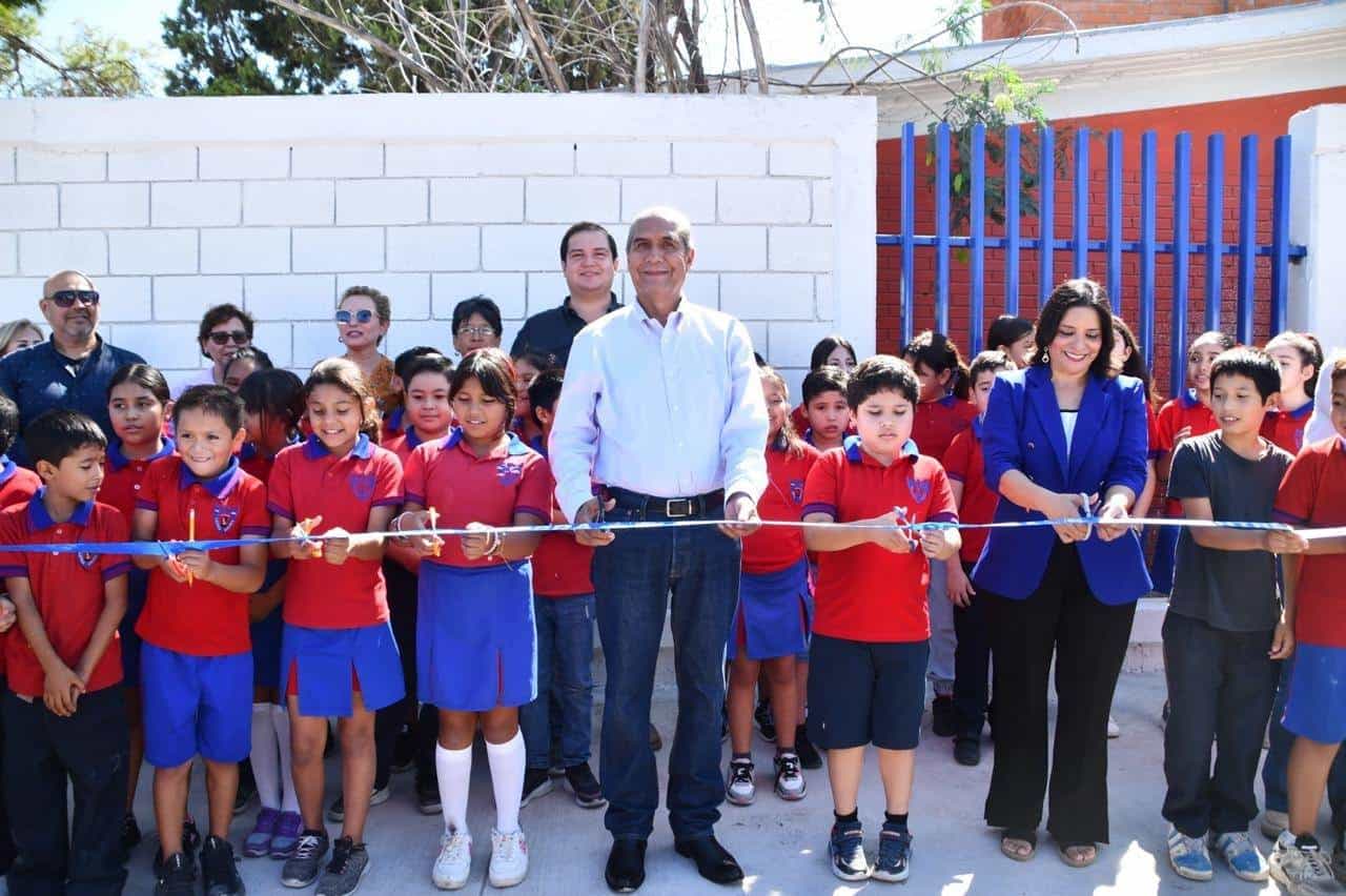 El alcalde Mario Dávila Delgado, junto con funcionarios municipales, padres de familia y maestros, entrega la nueva barda perimetral en la escuela Leona Vicario, en beneficio de 150 estudiantes, reforzando de esta manera, su compromiso con la educación en Monclova.