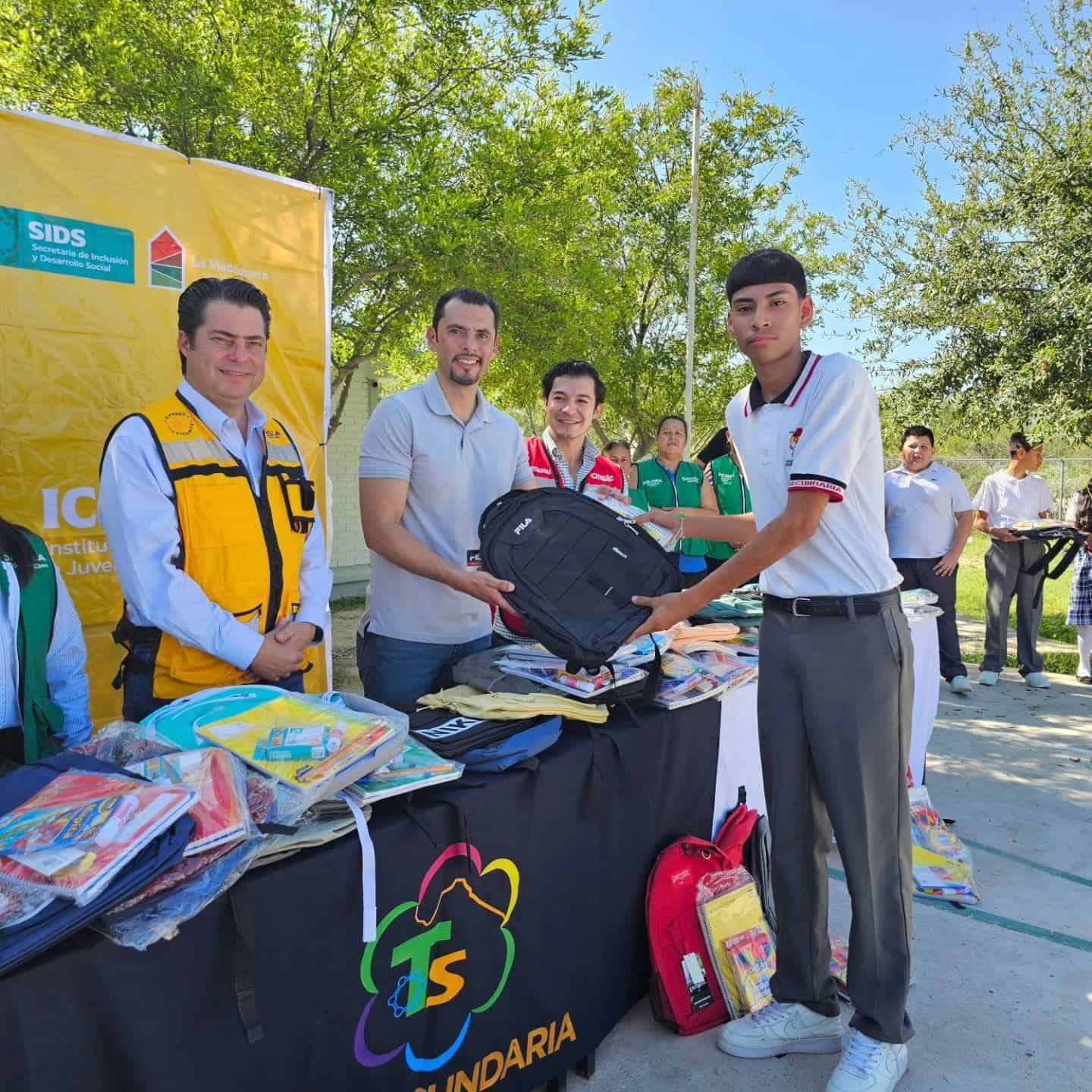 Entregan mochilas y útiles escolares en Río Escondido para Impulsar la Educación