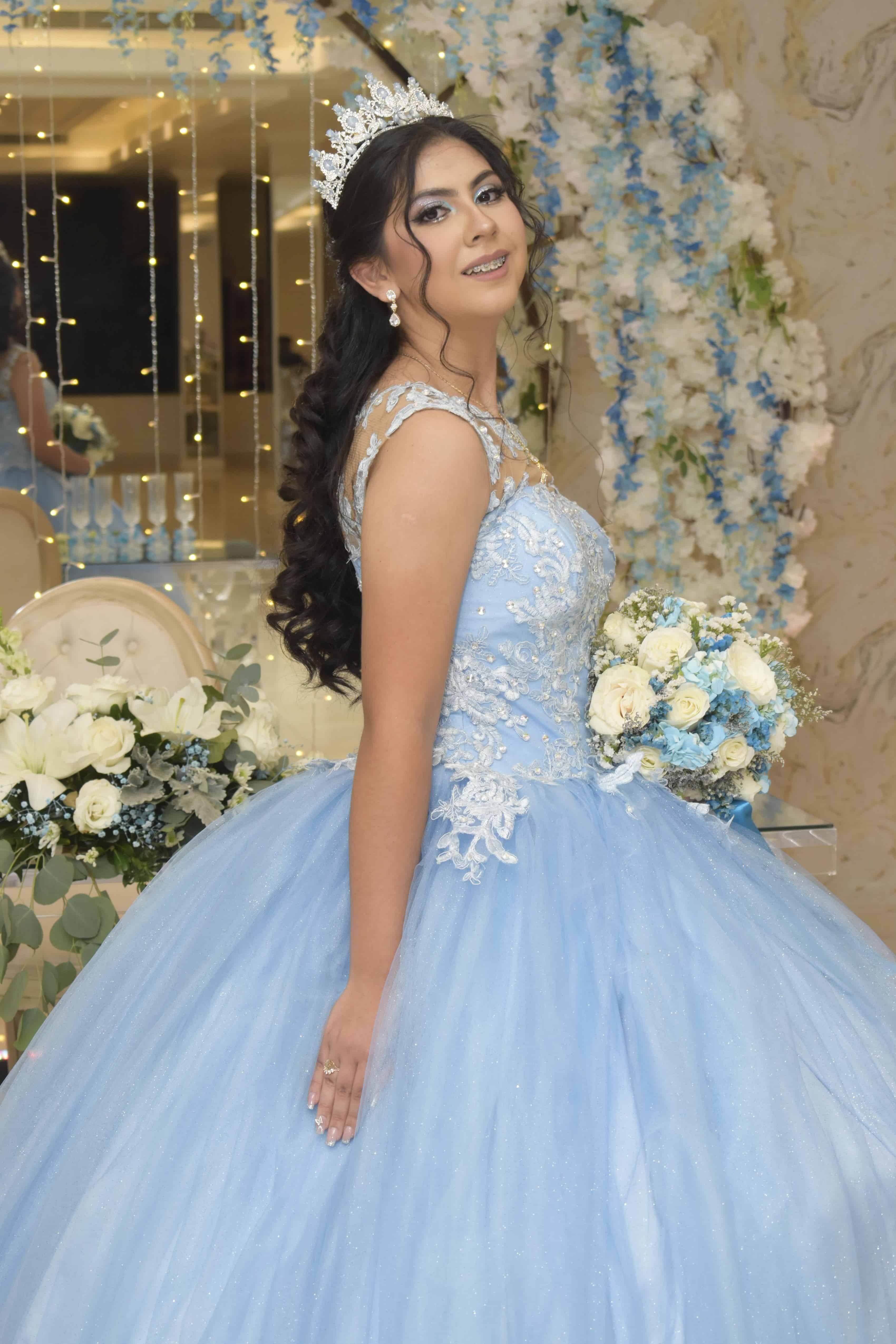Dulce Garza celebró sus XV años.
