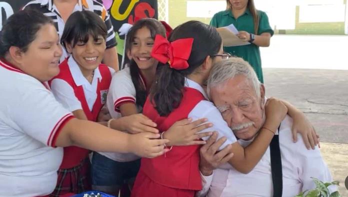 Rinden homenaje a profesor Manuel