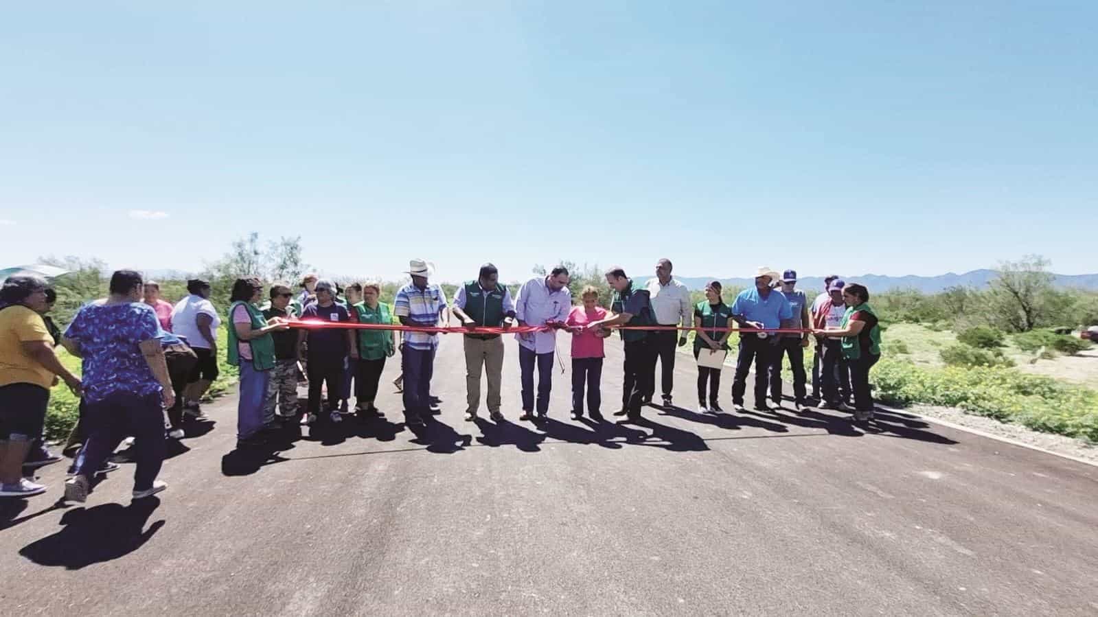 Con un monto de más de 5 millones de pesos, el gobierno de Coahuila entregó obras de recarpeteo carretero.