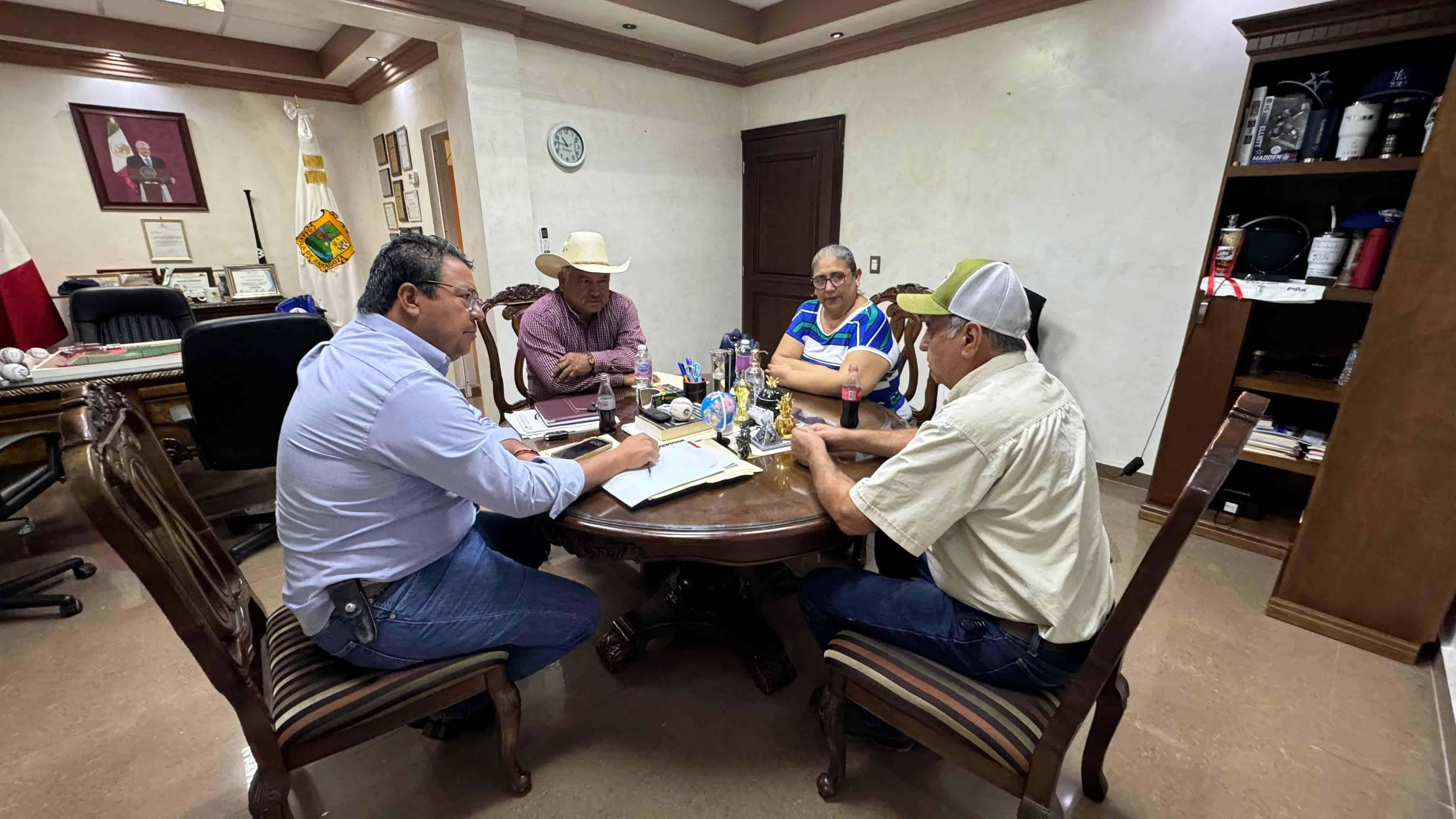 Integrantes de la Mesa Directiva del ejido Pozuelos de Arriba se reunieron con el alcalde Roberto Piña.