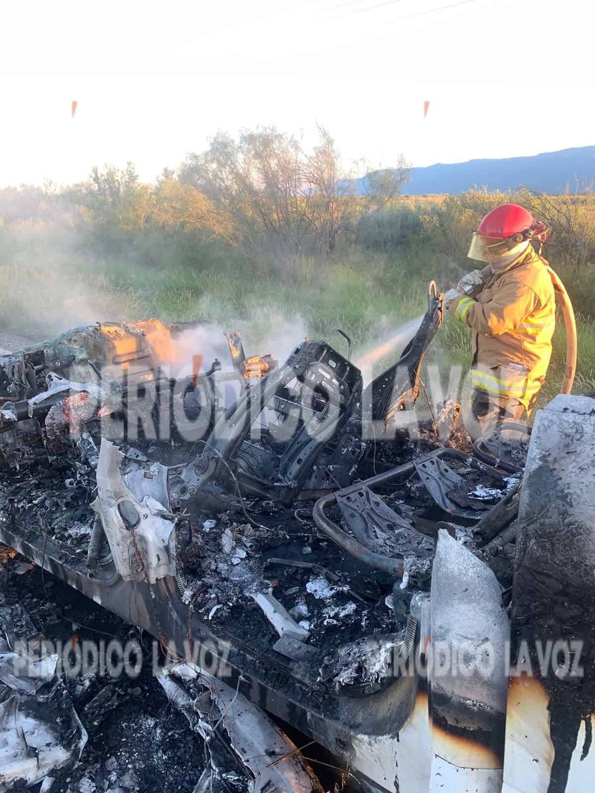 Arde camioneta en la Estatal 24