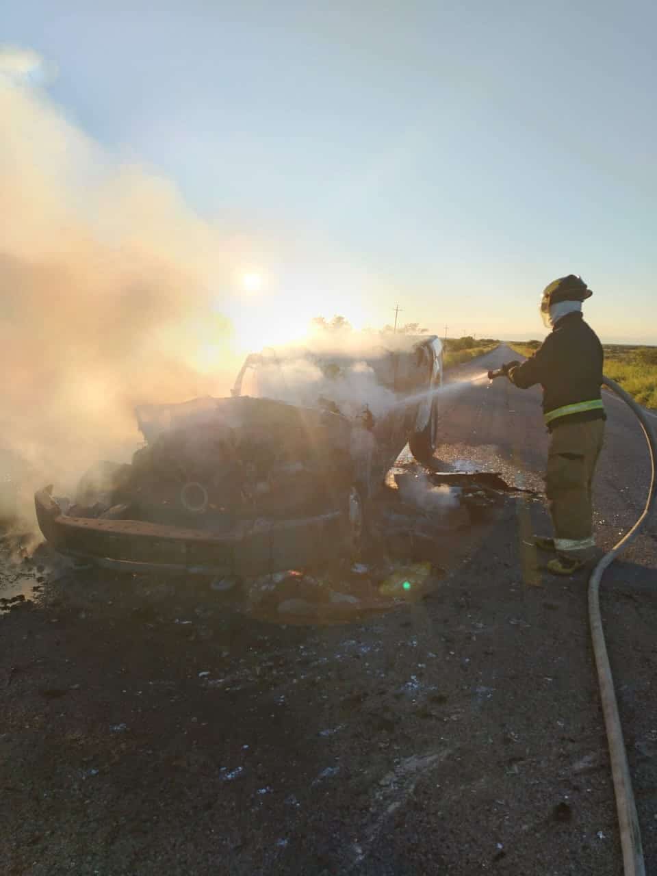 Arde camioneta en la Estatal 24