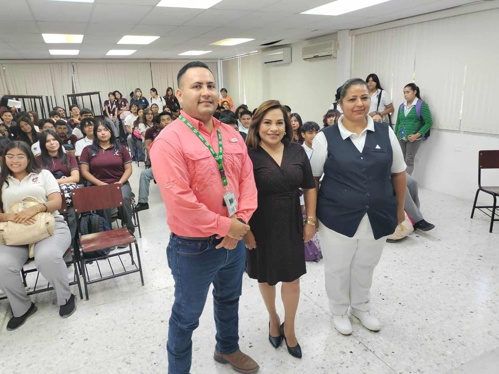 CSS imparte curso de salud mental en preparatoria