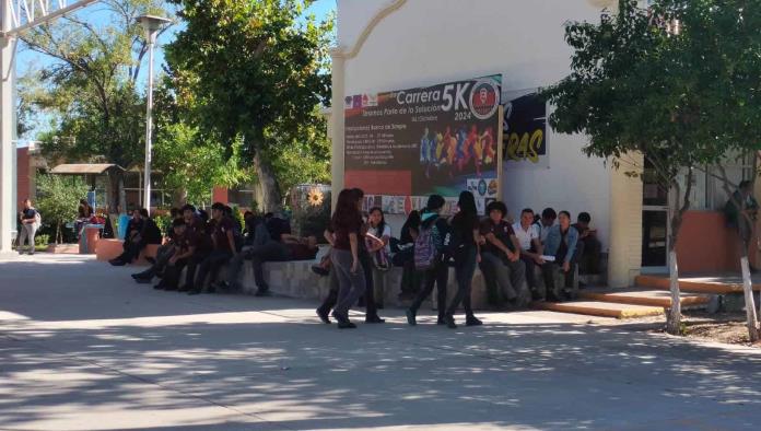 CSS imparte curso de salud mental en preparatoria