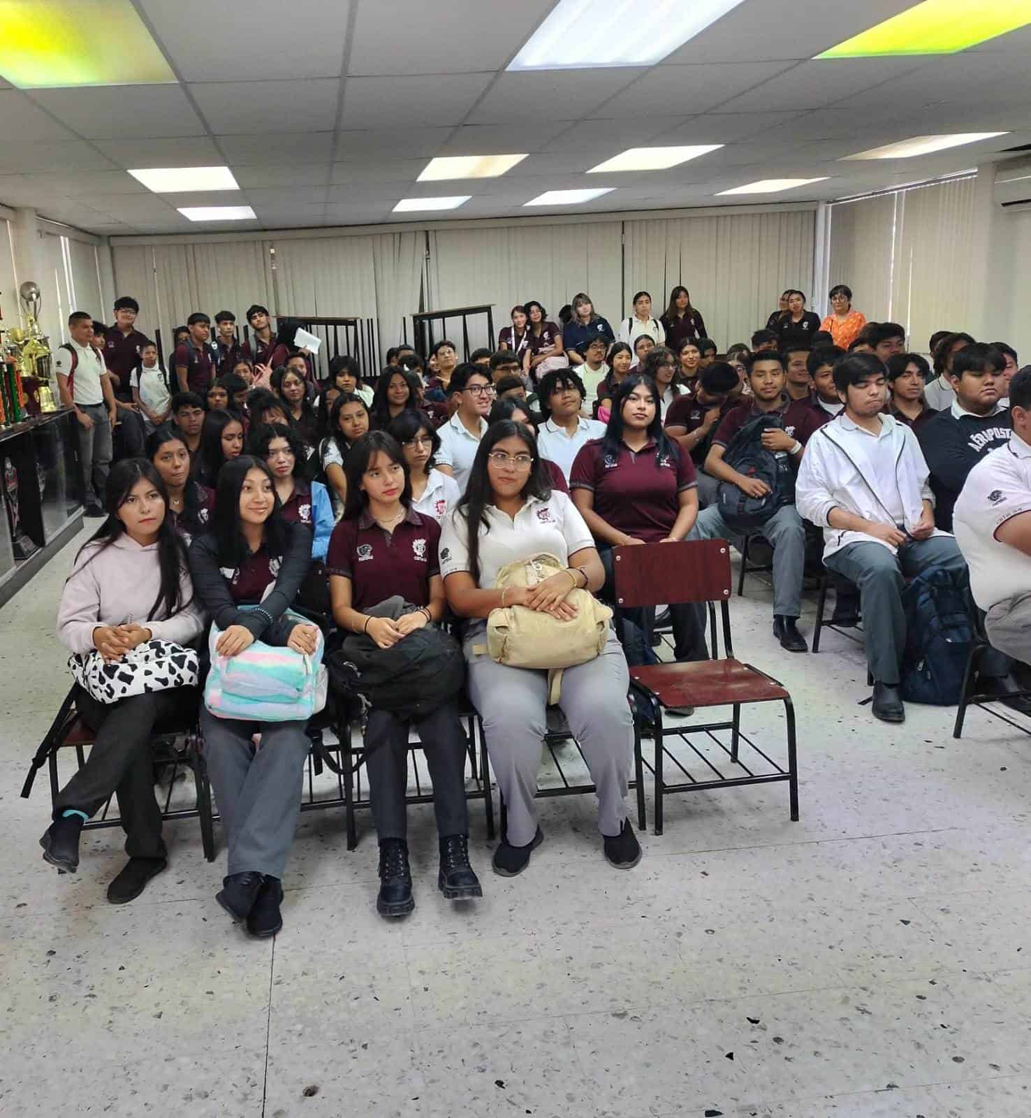 CSS imparte curso de salud mental en preparatoria