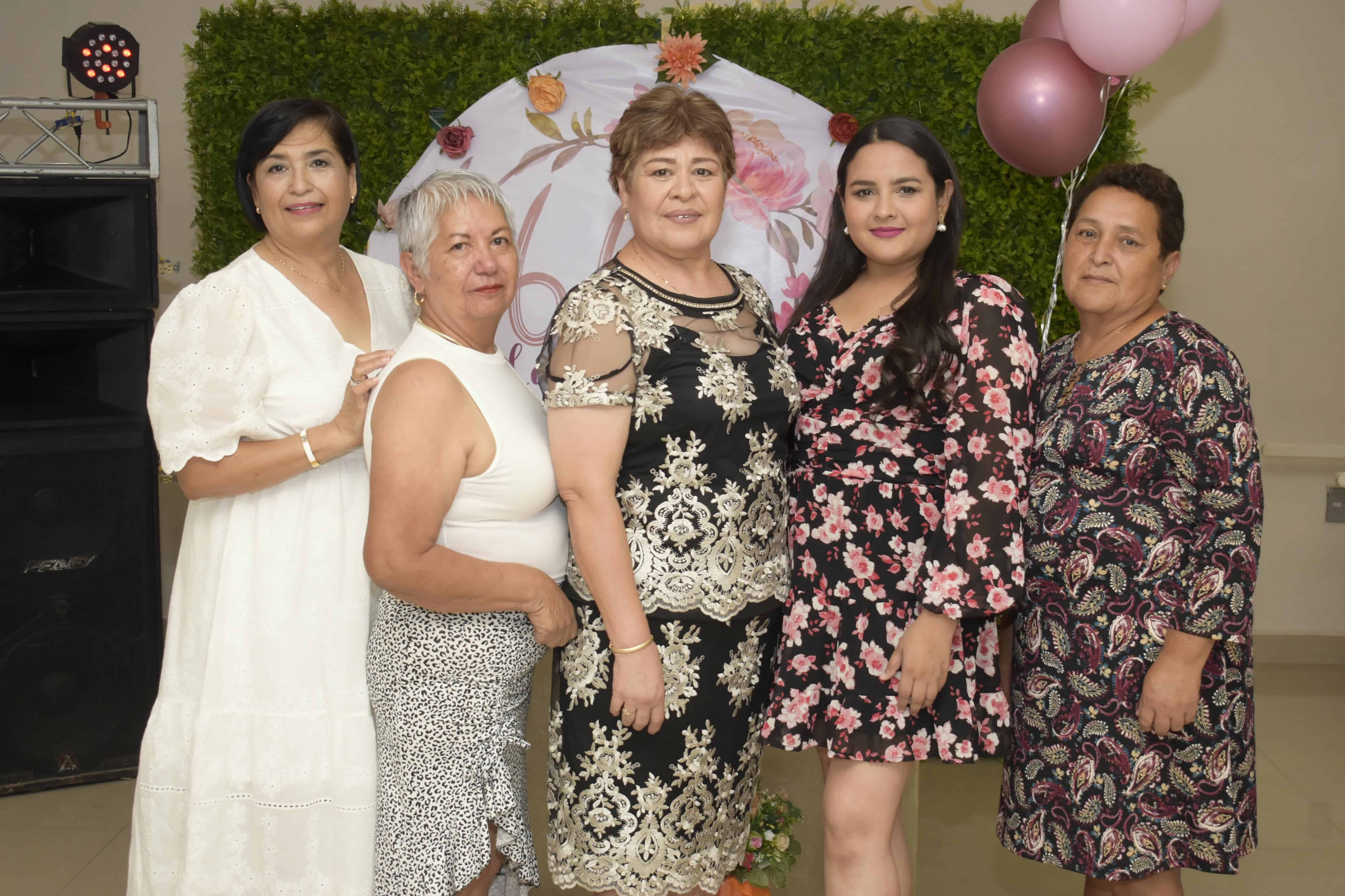 Acompañada de sus primas.
