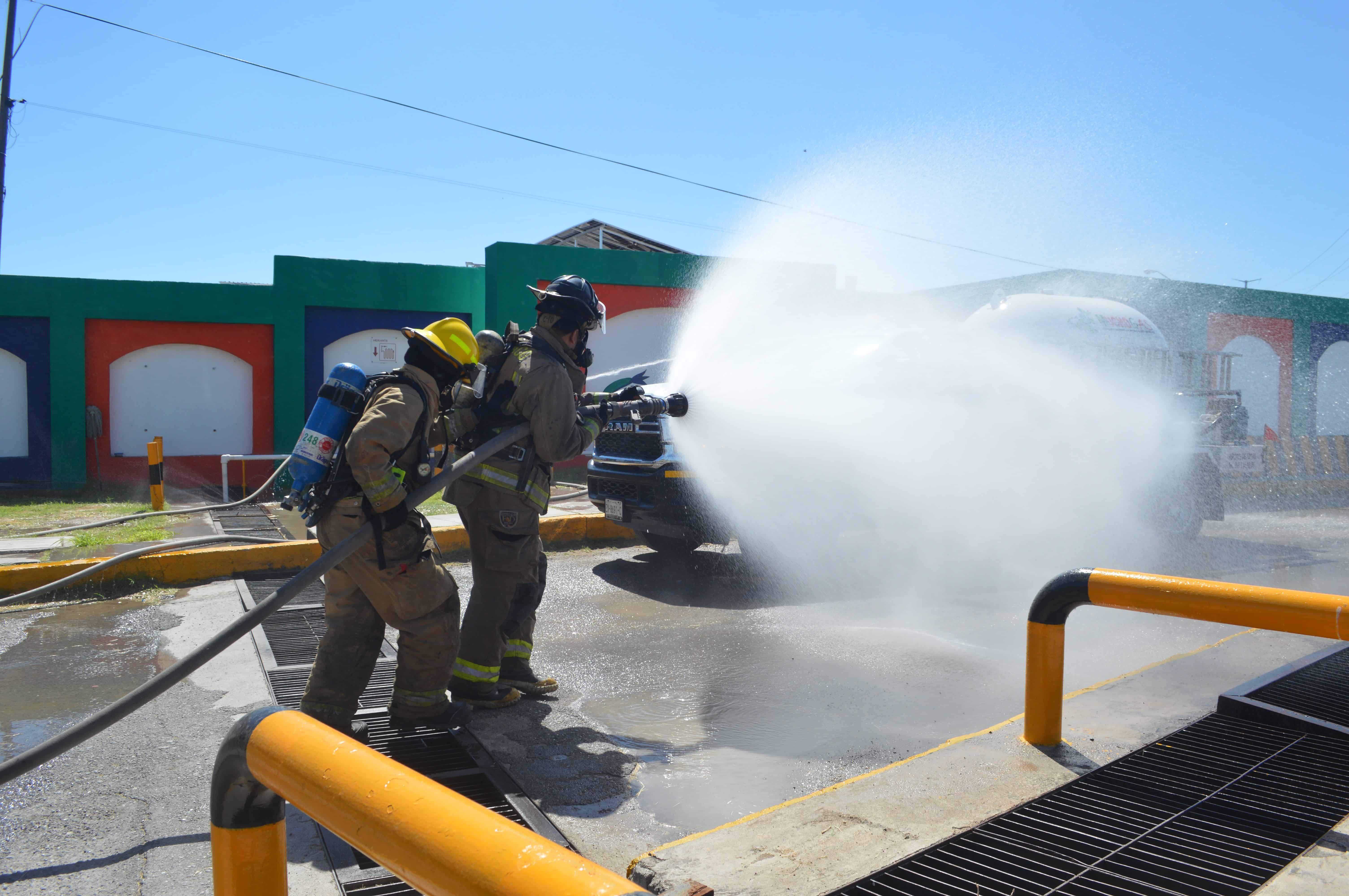 Los bomberos llegaron al lugar para brindar protección a los trabajadores y controlar el siniestro.