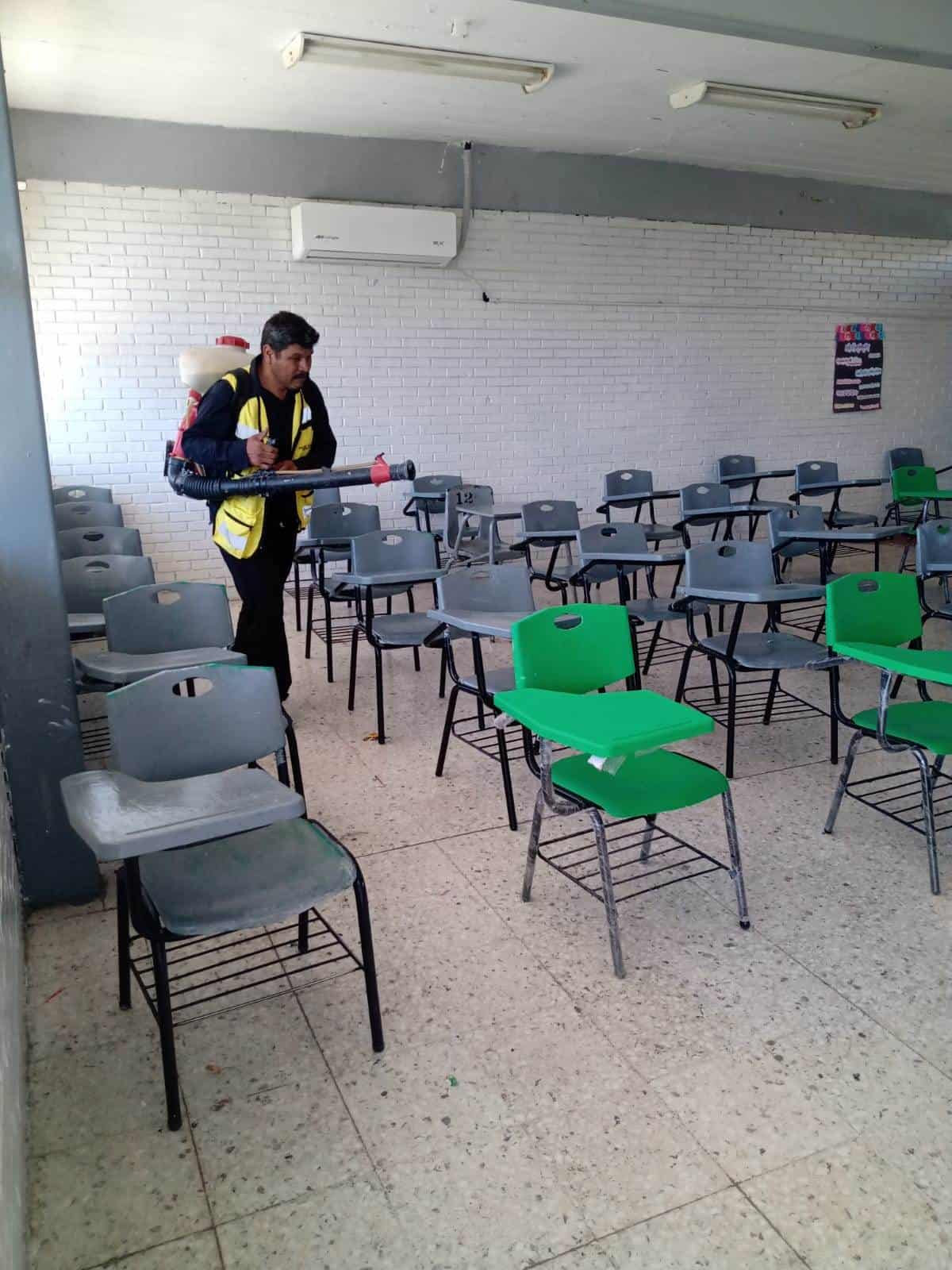 Durante la presente semana se fumigaron diversos planteles, se atendieron 90 salones y más de  2 mil 800 alumnos.