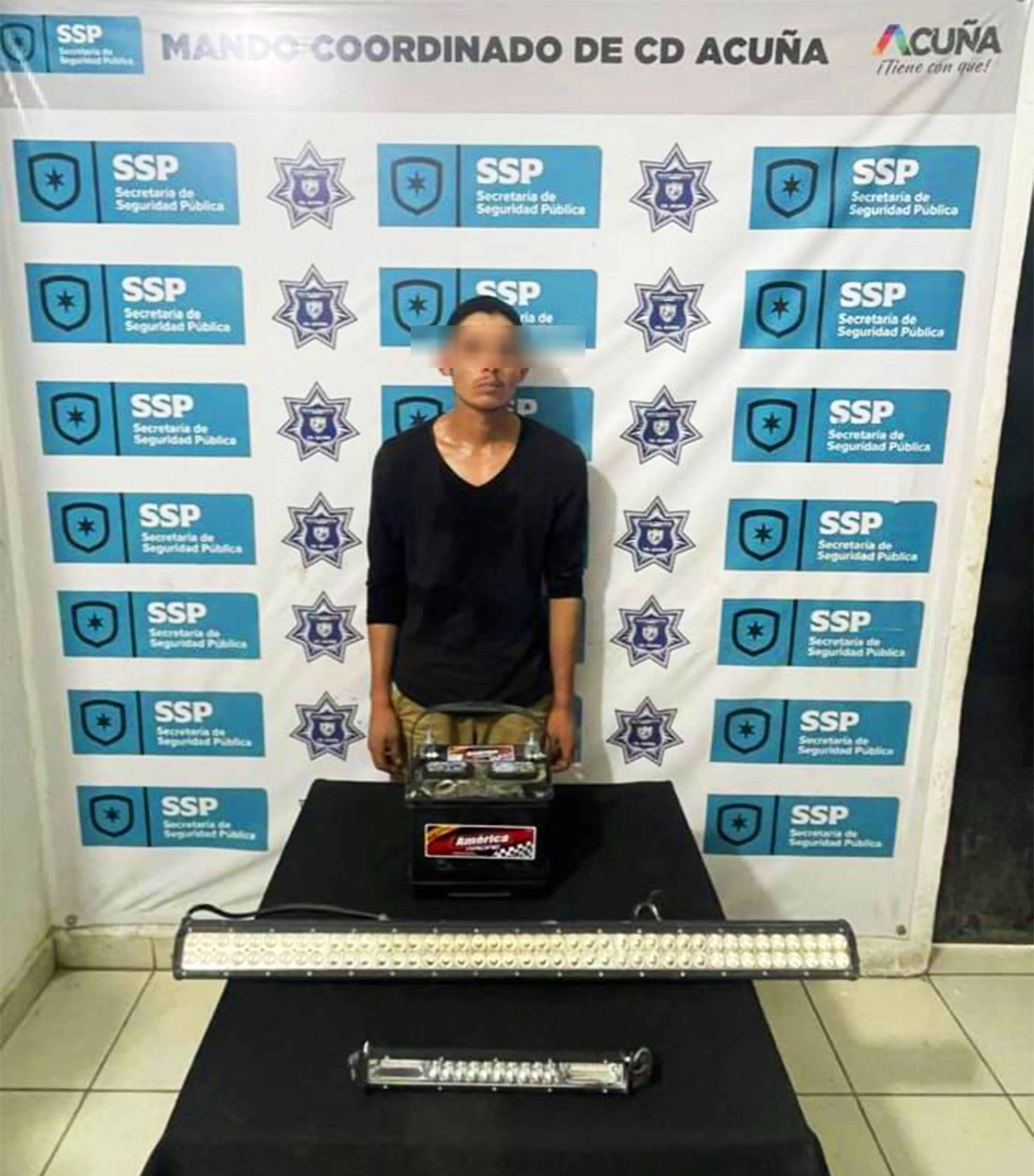 Detienen a Joven por Robo de Accesorios de Vehículo