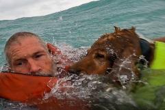 Guardia Costera rescata a hombre y su perro golpeados por huracán Helene en el mar