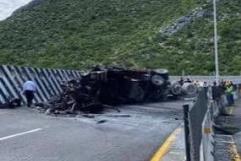 Tráiler pierde el control y ocasiona fuerte accidente en la autopista a Saltillo