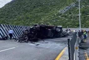 Tráiler pierde el control y ocasiona fuerte accidente en la autopista a Saltillo