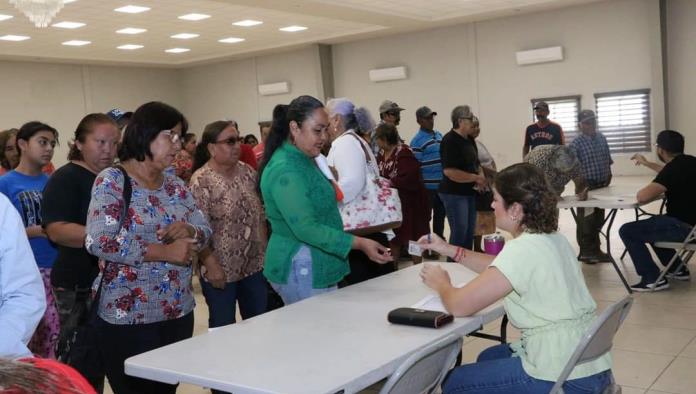 Entregan despensas a grupos de adultos mayores en Nava