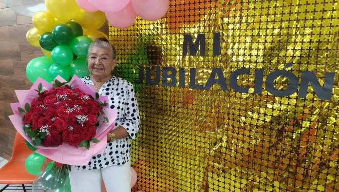 Se jubila Josefina tras 42 años de docencia