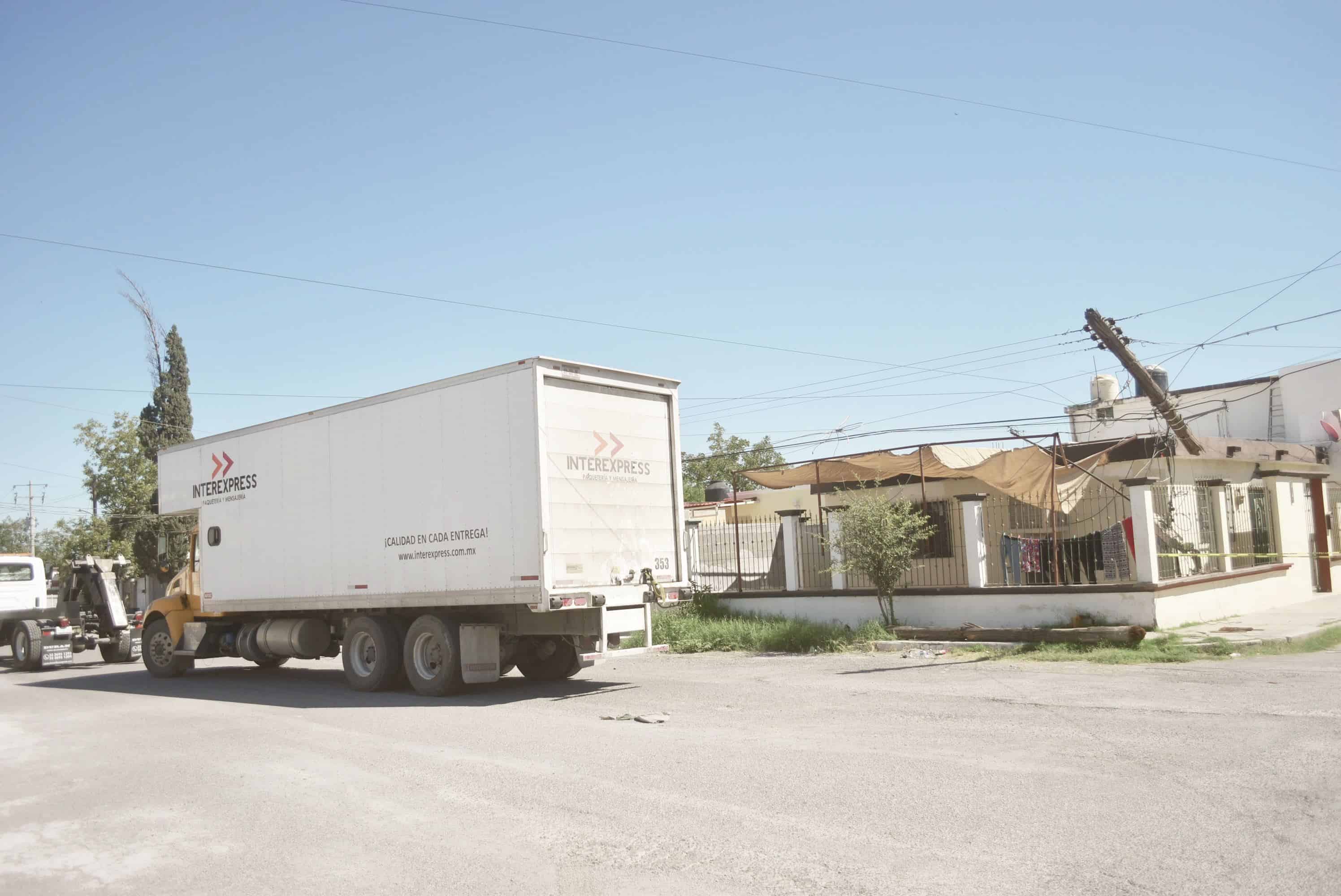 Causa caos y destrucción empleado de paquetería