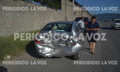 Se embarra en automóvil 