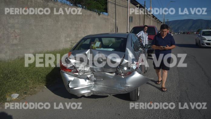 Se embarra en automóvil 