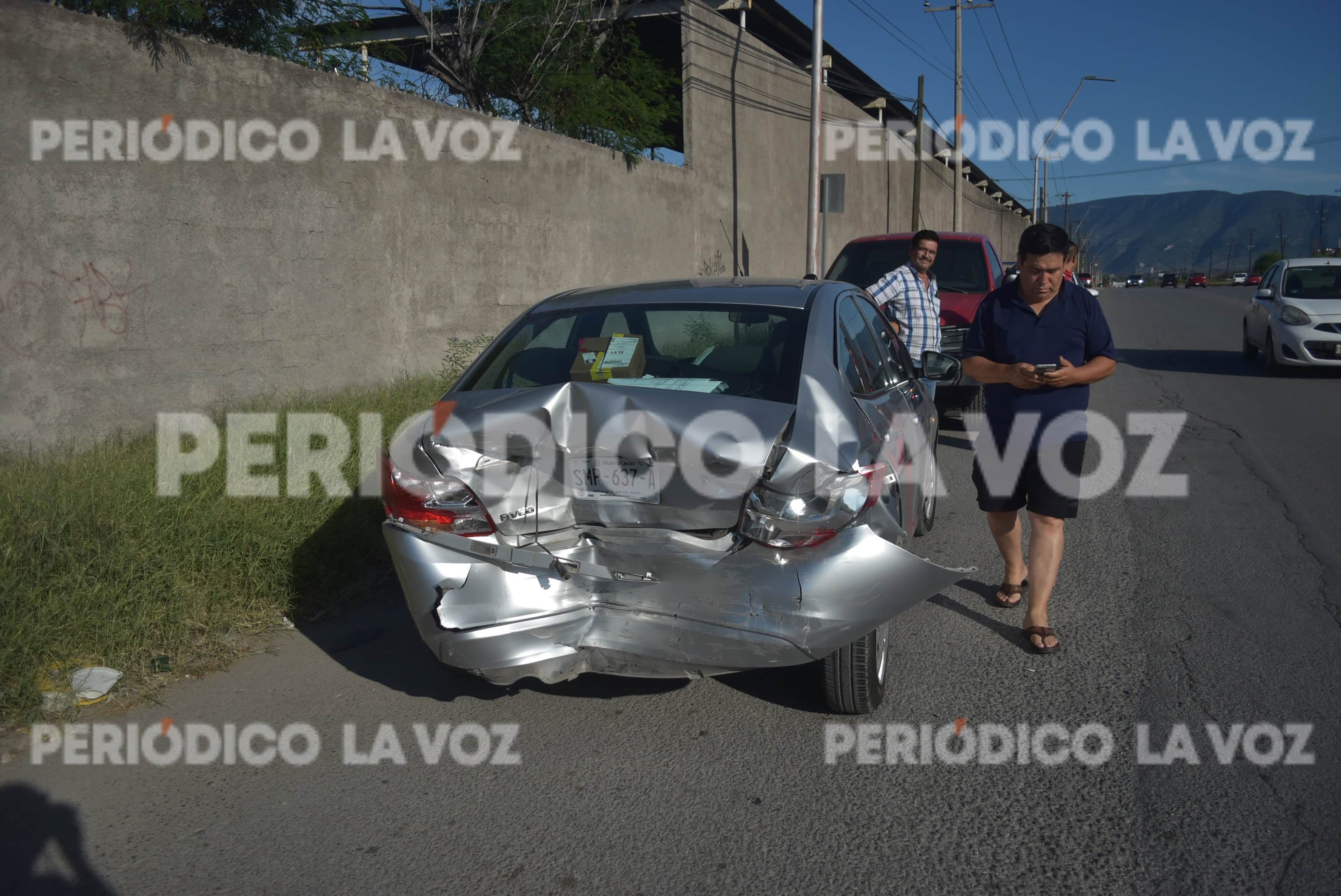 Se embarra en automóvil 