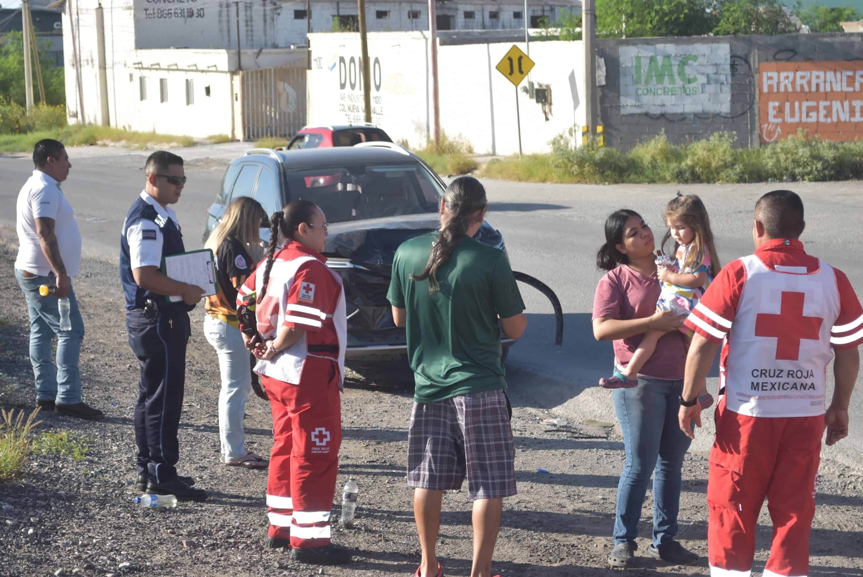 Se embarra en automóvil 