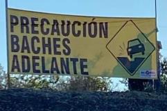 Alertan con "mensajes" en lonas malas condiciones de carreteras