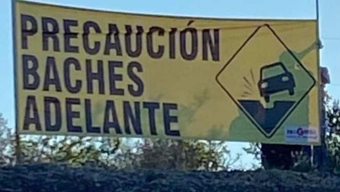 Alertan con "mensajes" en lonas malas condiciones de carreteras