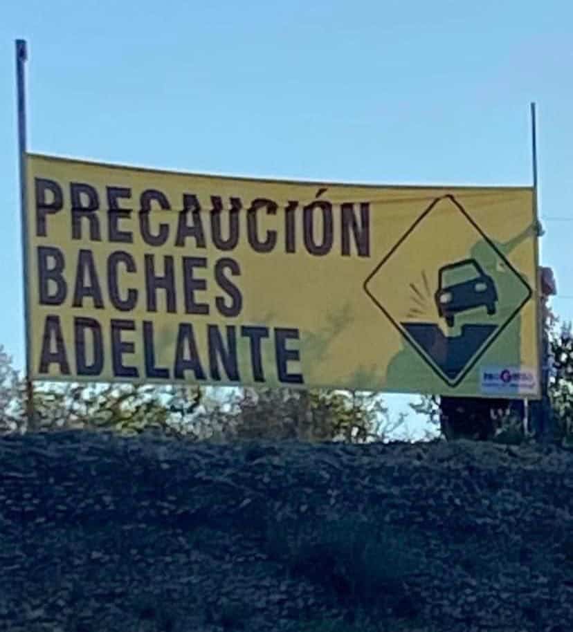 Alertan con “mensajes” en lonas malas condiciones de carreteras