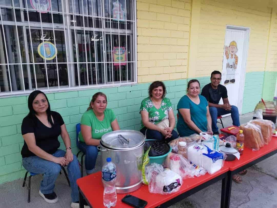 Personal docente y padres de familia del Jardín de Niños Francisco Gabilondo Soler.